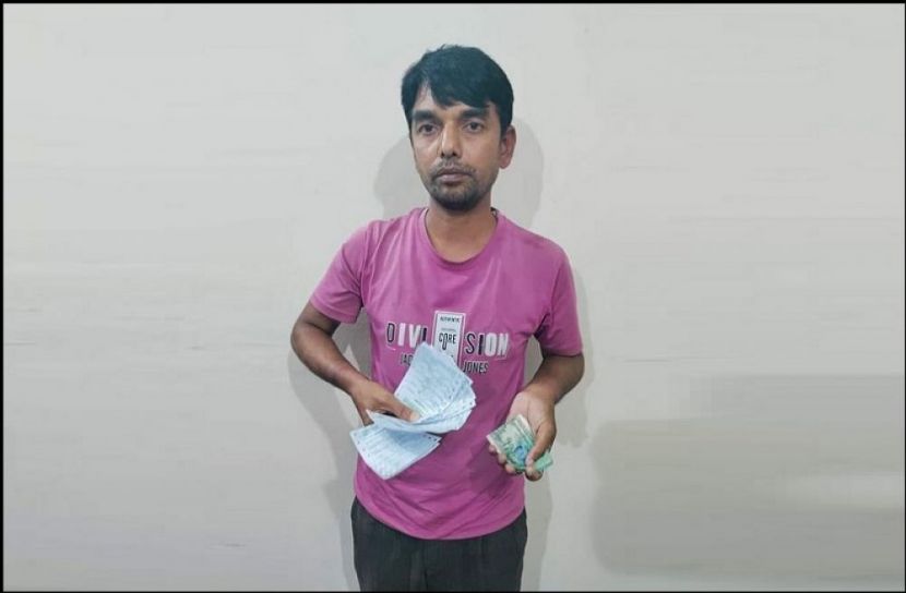 ট্রেনের টিকিটসহ কালোবাজারি আটক