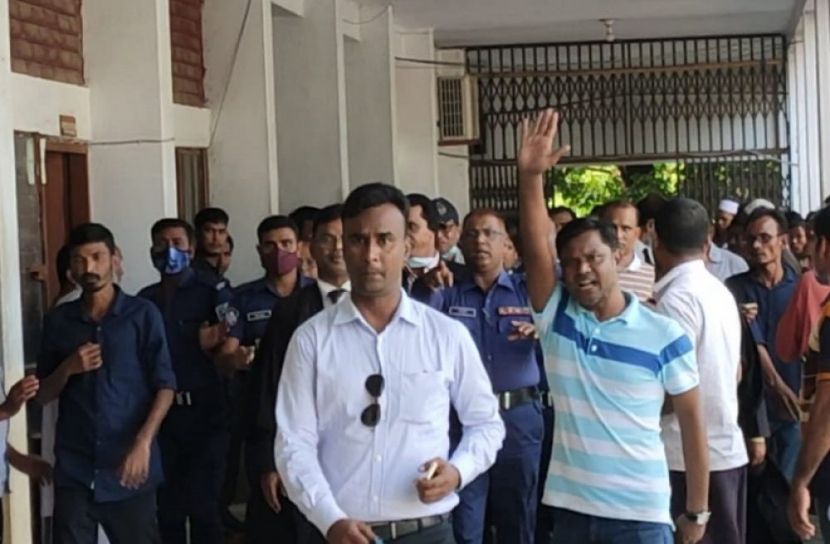 সাংবাদিকদের দেখে নেয়ার হুমকি