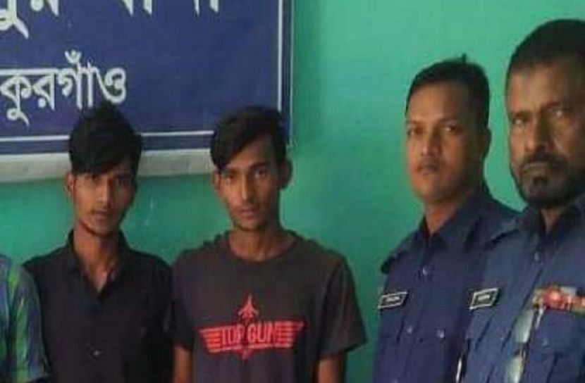 সাংবাদিক পুত্রকে ছুরিকাঘাত, আটক ২