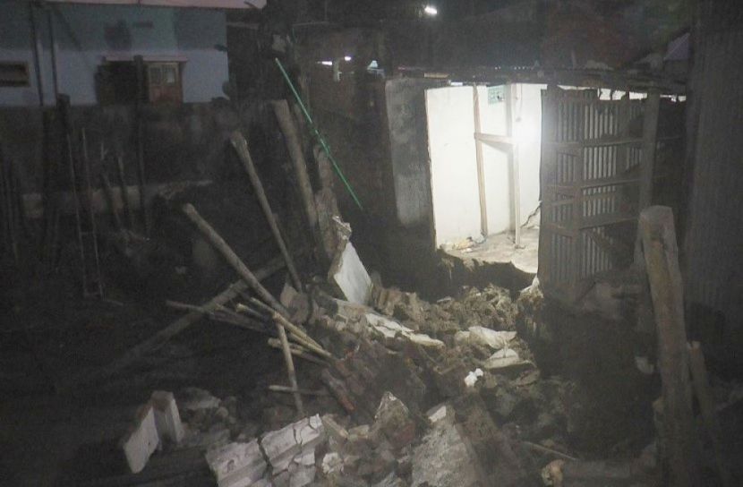 মাদারীপুরে ঝুঁকিতে বহুতল দুটি ভবন, সরে যাবার নির্দেশ