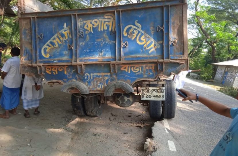ট্রাক চাপায় শিশুর মৃত্যু