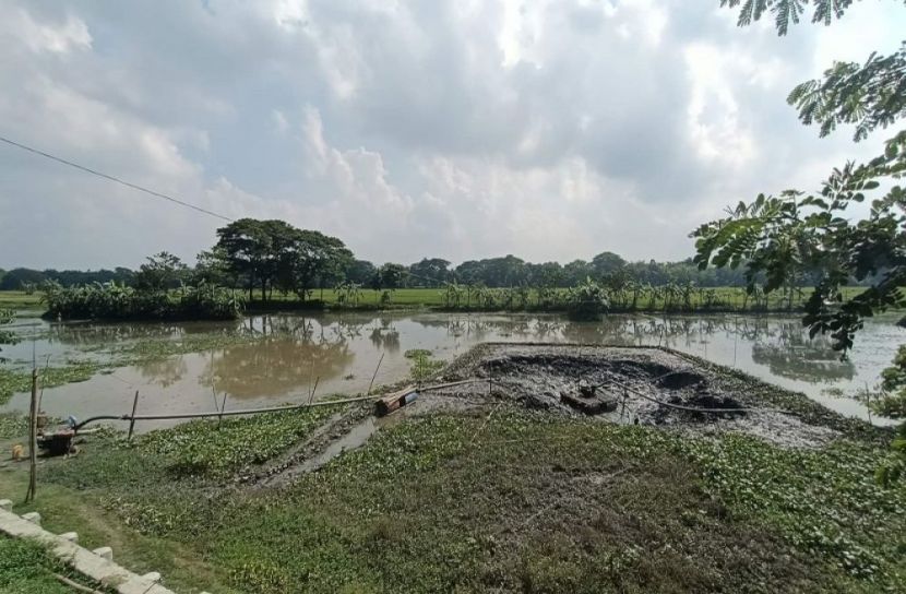 ঈশ্বরগঞ্জে নদী থেকে অবৈধ বালু উত্তোলন