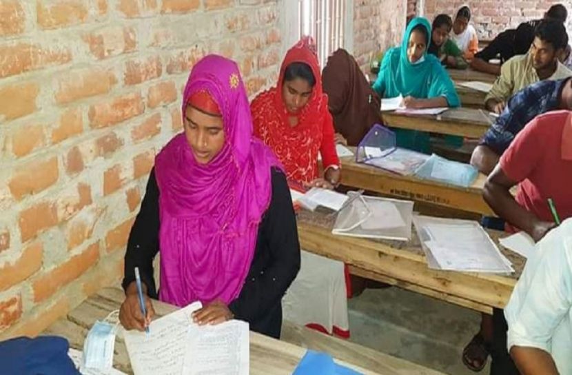 মেয়ের সঙ্গে এইচএসসি দিচ্ছেন চার সন্তানের জননী