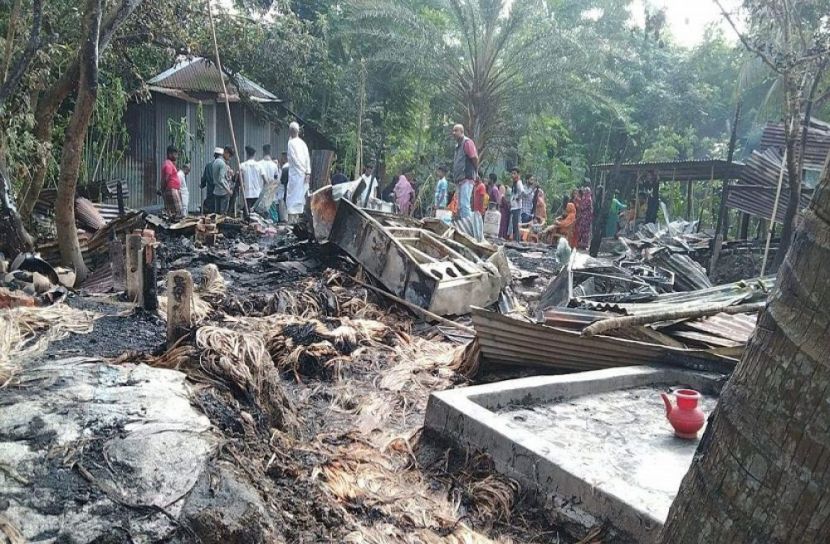 বসতঘরে আগুনে পুড়ে সবকিছু শেষ