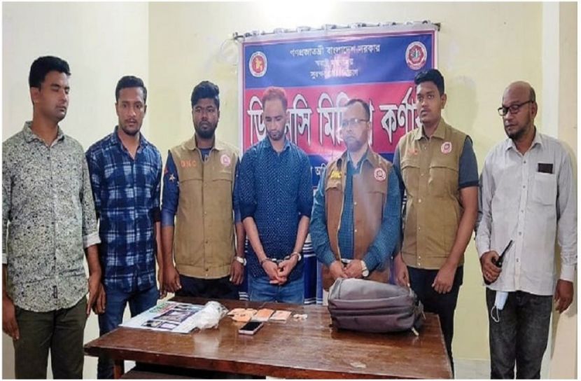 মাদক কারবারির পেটে ১৩০০ ইয়াবা