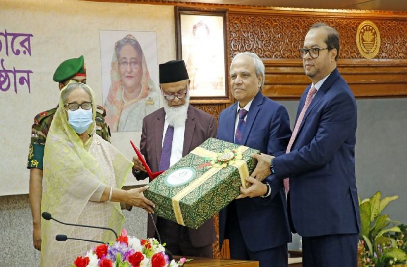 প্রধানমন্ত্রীর ত্রাণ ভান্ডারে ইসলামী ব্যাংকের কম্বল প্রদান