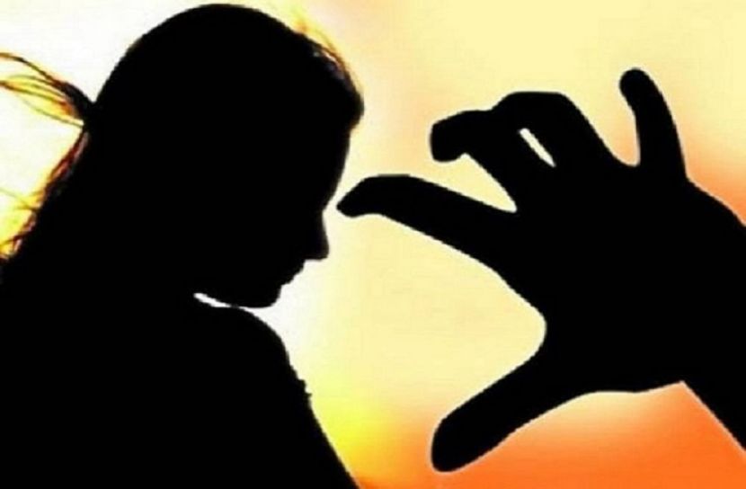 কু-প্রস্তাবে রাজি না হওয়ায় ছাত্রীকে হেনস্থা