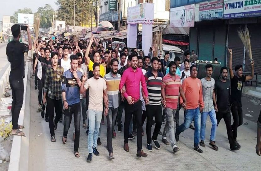 যুবদলের কমিটি বাতিলের দাবিতে ঝাড়ু মিছিল