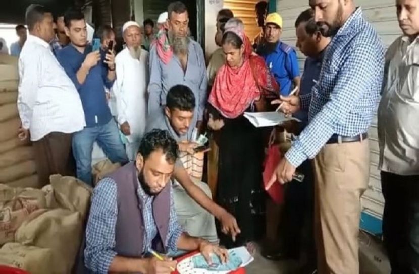 মুন্সীগঞ্জে ওজনে চাউল কম দেওয়ায় ডিলারশিপ বাতিল
