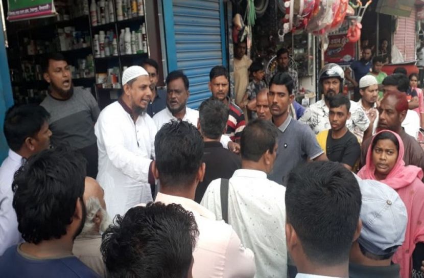 বৃদ্ধ মাকে বের করে দিল সন্তানরা