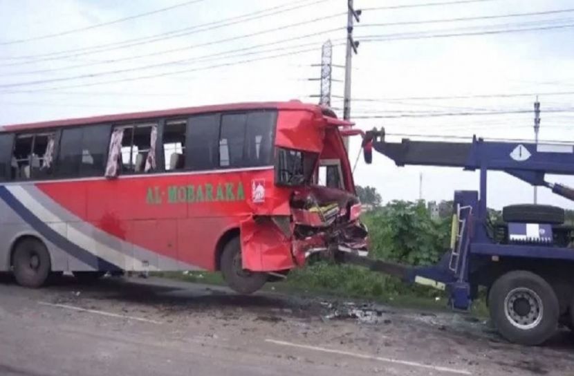 ত্রিমুখী সংঘর্ষে হতাহত ১২