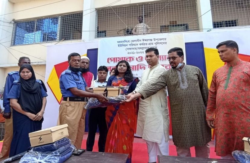 ঈশ্বরগঞ্জে গ্রাম পুলিশের মাঝে পোশাক বিতরণ