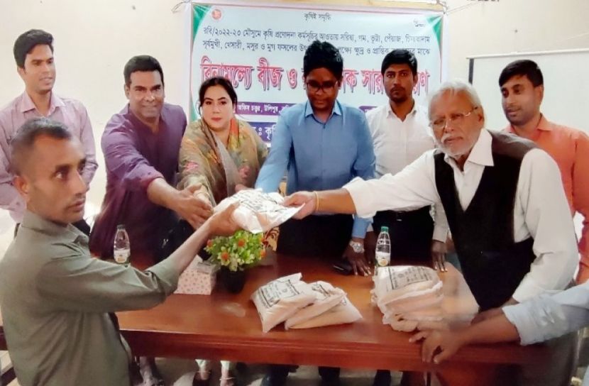 কৃষকদের সার ও বীজ বিতরণ