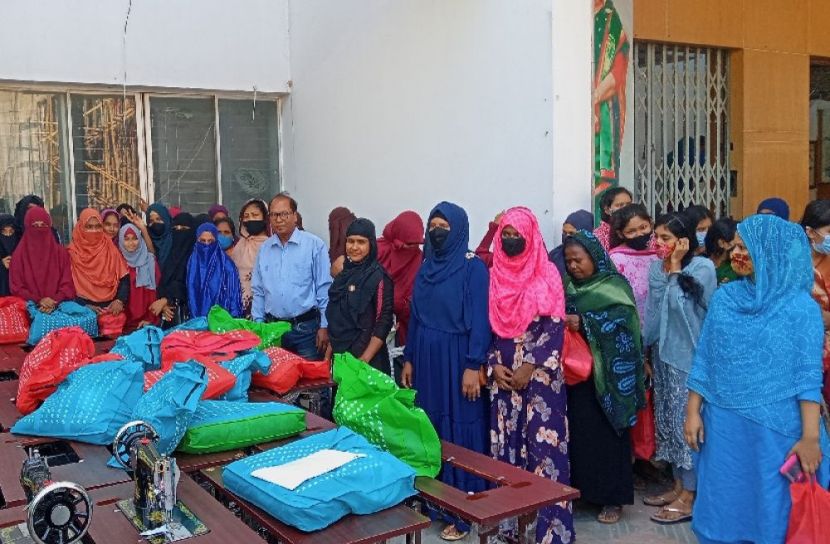 যৌনকর্মীদের মাঝে সেলাই মেশিন বিতরণ
