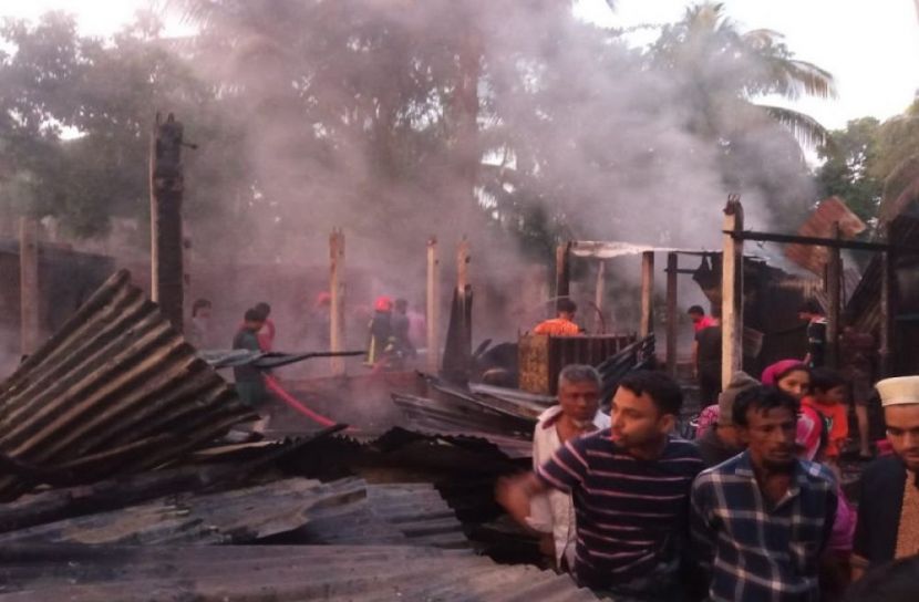 শর্ট সার্কিটের আগুনে পুড়ল ৩ দোকান