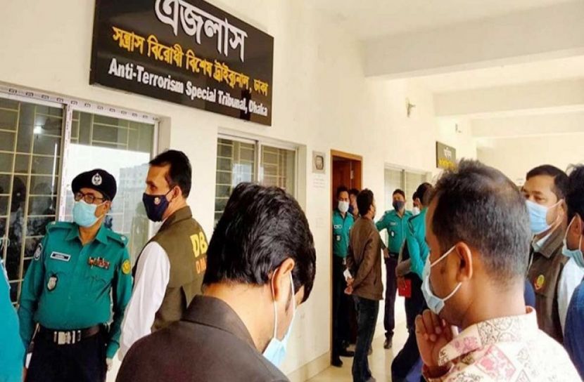 পুলিশের চোখে ‘স্প্রে’ করে লাপাত্তা ২ জঙ্গি