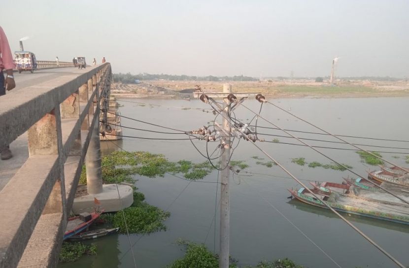 সেতুর রেলিংএ টানা হয়েছে বৈদ্যুতিক লাইন!