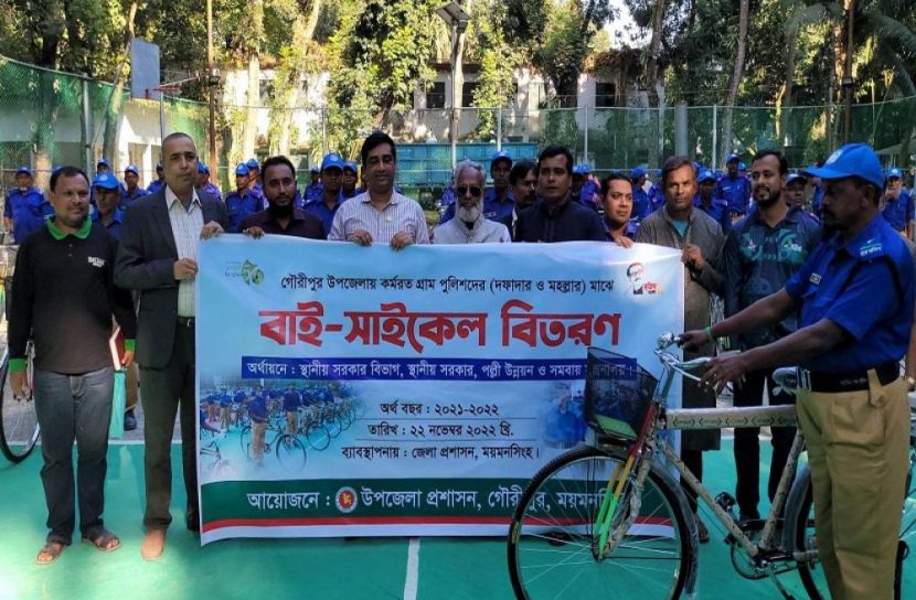 গৌরীপুরে গ্রাম পুলিশের মাঝে সাইকেল বিতরণ