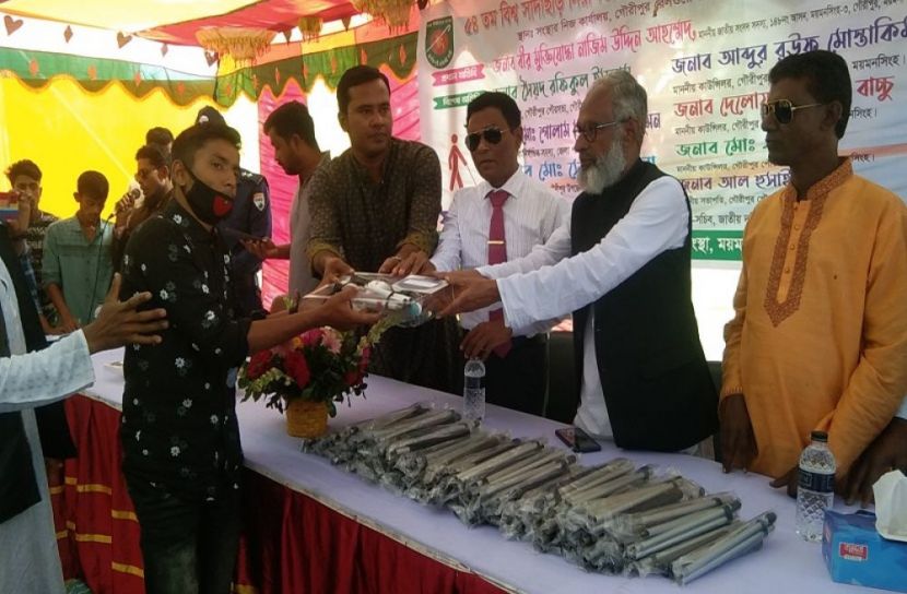 দৃষ্টি প্রতিবন্ধীদের মাঝে স্মার্টক্যান ও সাদাছড়ি বিতরণ