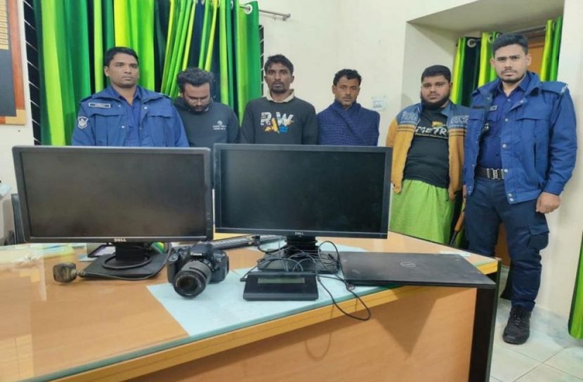 পাবনায় নির্বাচন অফিসে চুরি, গ্রেফতার ৪