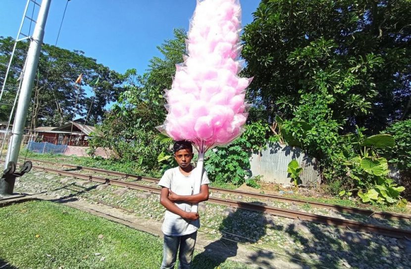 বাবাকে হারিয়ে স্কুল পড়ুয়া স্বাধীন হাওয়াই মিঠাই বিক্রেতা