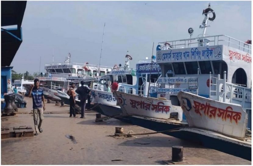 বরিশালে নৌ শ্রমিকদের কর্মবিরতি