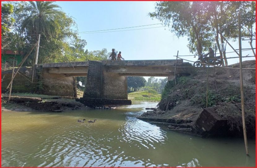 উলিপুরে ঝুঁকিপূর্ণ ব্রীজের উপর চলাচল