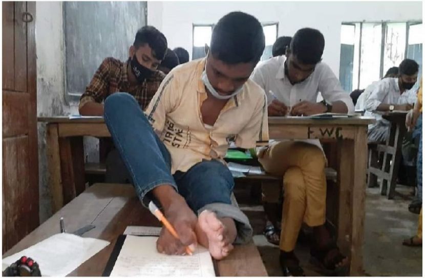 পা দিয়ে লিখে এবার এসএসসি জয় : জিপিএ-৫ পেল অদম্য মানিক