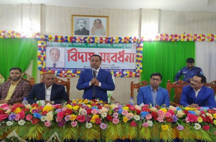বোয়ালমারীতে জেলা প্রশাসককে বিদায় সংবর্ধনা
