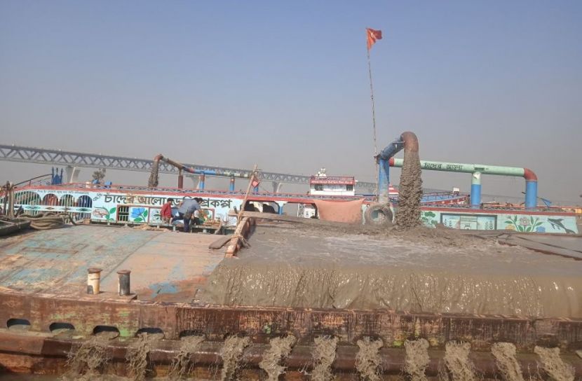 মুন্সীগঞ্জে পদ্মা নদীতে অবৈধ বালু উত্তোলন