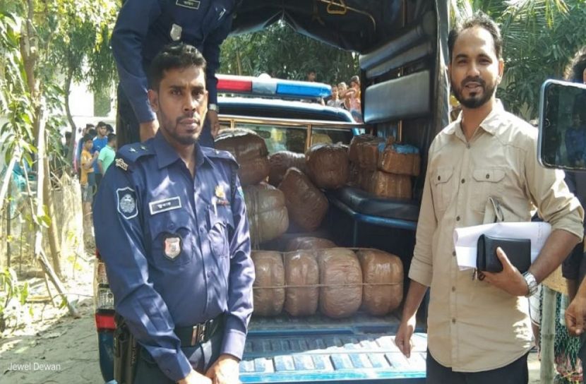প্রাইভেটকার থেকে ফেনসিডিল ও গাঁজা উদ্ধার