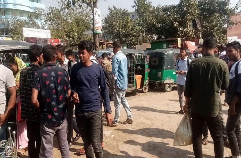 পাবনায় পরিবহন ধর্মঘটে যাত্রীদের দুর্ভোগ