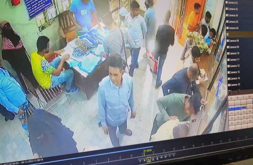 ব্যাংক থেকে গ্রাহকের টাকা খোয়া