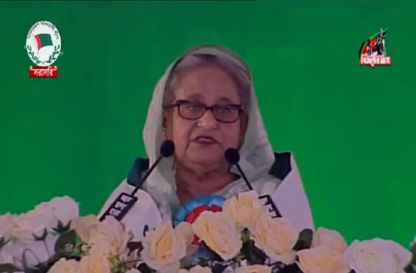 ভূতের রূপ নিয়েই আসে
