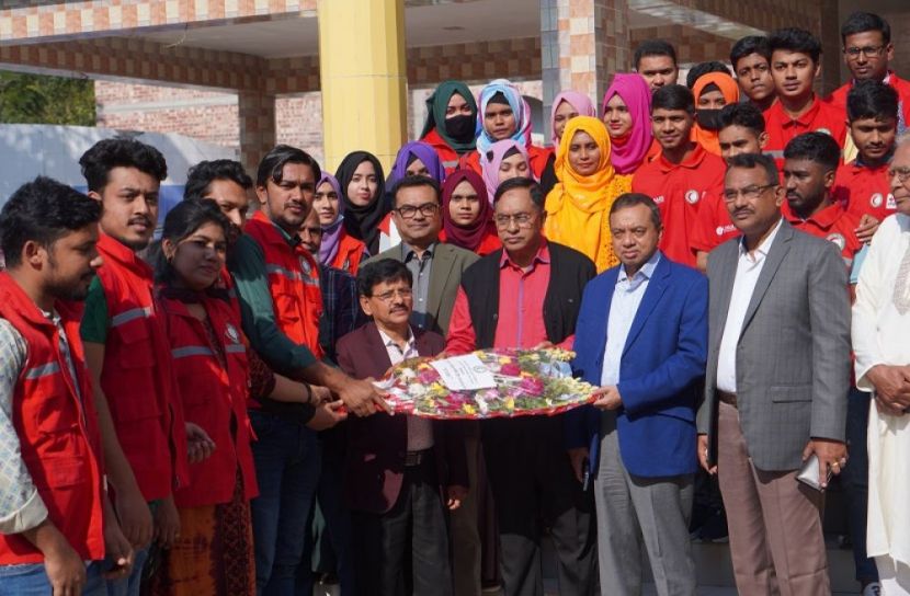 চেয়ারম্যান আব্দুল মমিন টুলুকে সংবর্ধনা