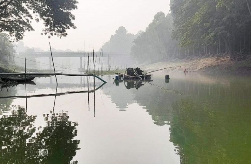 অবৈধ ড্রেজার বসিয়ে জায়গা ভরাটের অভিযোগ!