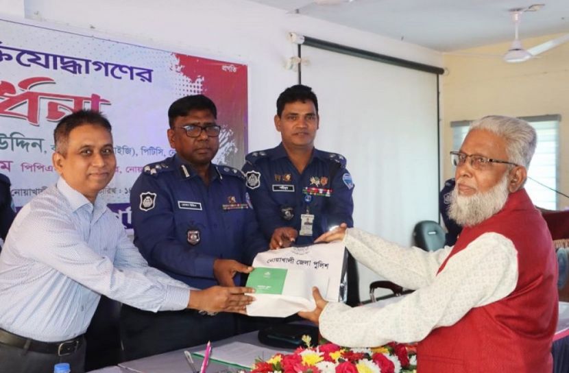 নোয়াখালীতে পুলিশ বীর মুক্তিযোদ্ধাদের সংবর্ধনা