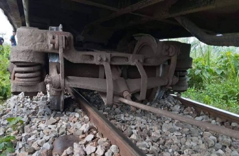 ময়মনসিংহ এক্সপ্রেস ট্রেনের বগি লাইনচ্যুত