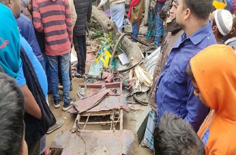 বাসের ধাক্কায় প্রাণ গেল ২ জনের