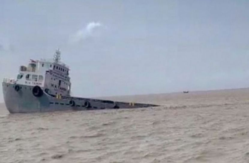 মেঘনায় ডুবলো ৯০০ টন জ্বালানি তেল 