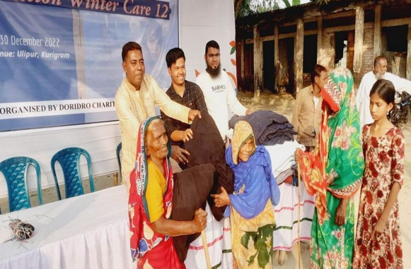 উলিপুরে শীতার্থদের মাঝে শীতবস্ত্র বিতরণ
