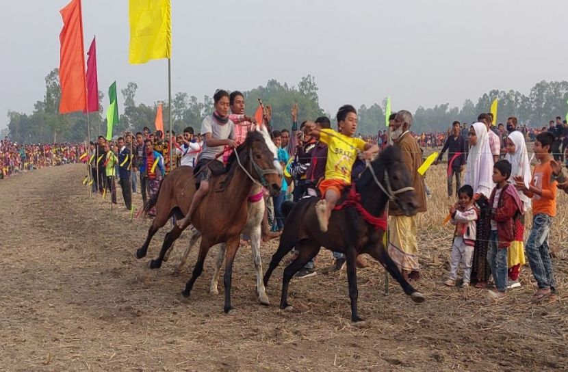 দৌড় প্রতিযোগিতায় হাজারো দর্শকের ভিড়