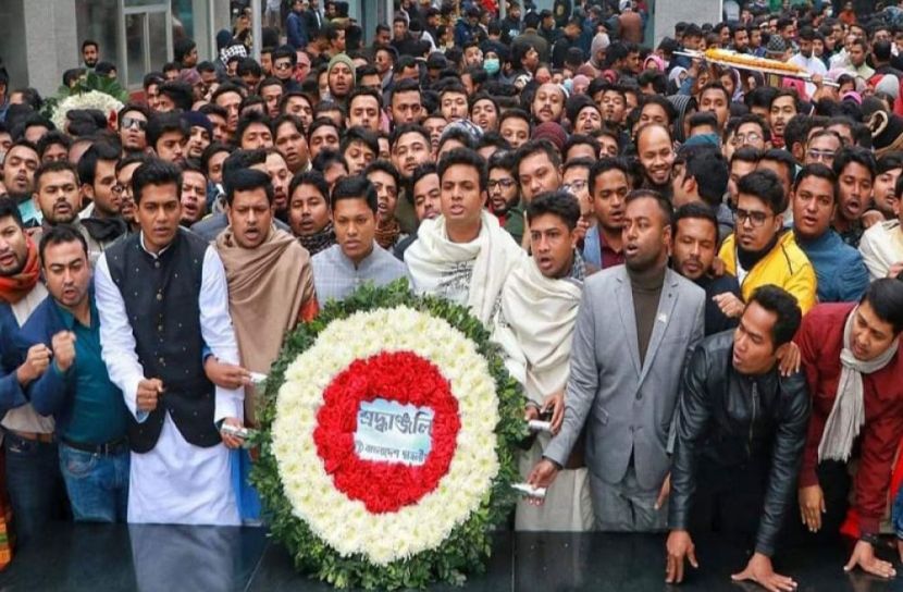 বঙ্গবন্ধুর প্রতিকৃতিতে ছাত্রলীগের শ্রদ্ধা