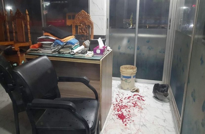 ঈশ্বরগঞ্জে হেলমেট বাহিনীর কোপে গুরুতর জখম ভবন মালিক