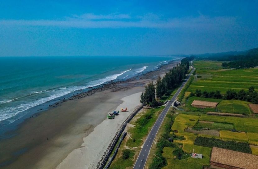 সড়কে জিপ উল্টে পর্যটক নিহত