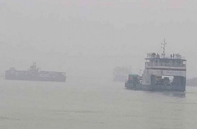 পদ্মায় আটকা ৩ ফেরি
