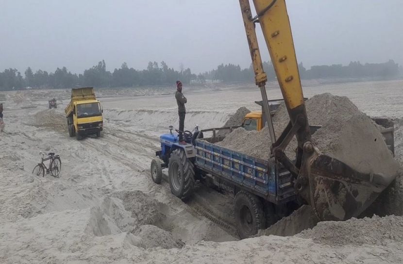পদ্মায় বালু উত্তোলনের মহোৎসব