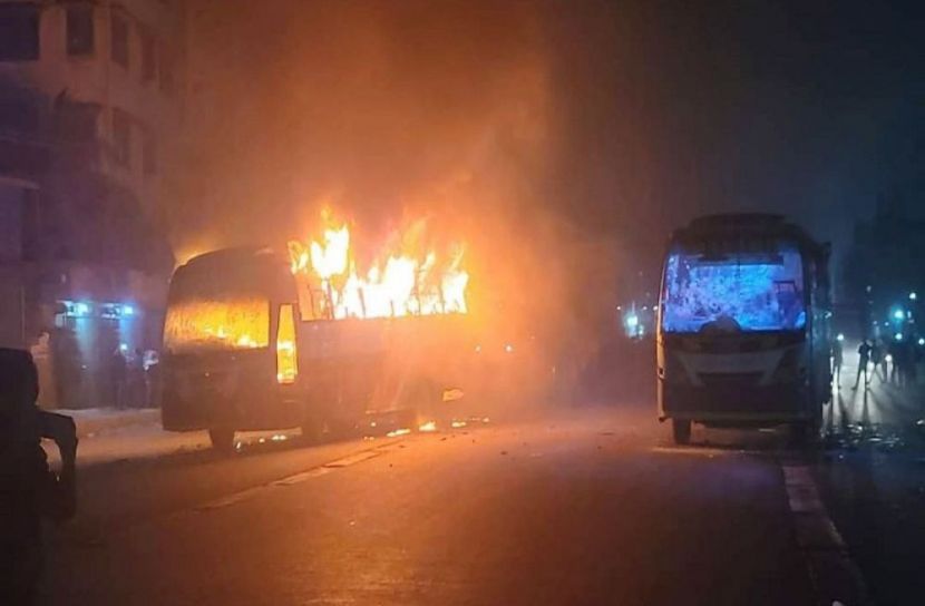 শ্রমিক নিহতের গুজবে ৩ বাসে আগুন