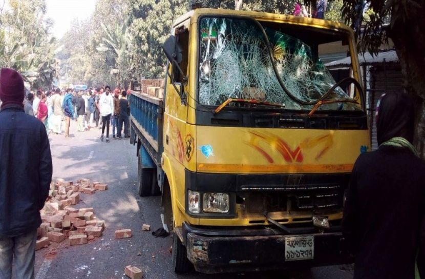 বোয়ালমারীতে সড়কে প্রাণ গেল ভ্যান চালকের