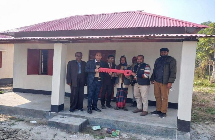 ফরিদপুর বোয়ালমারী ১১ গৃহহীন ও ভূমিহীন পরিবারকে মাননীয় প্রধানমন্ত্রী শেখ হাসিনার উপহার গৃহ হস্তান্তর করা হয়েছে।